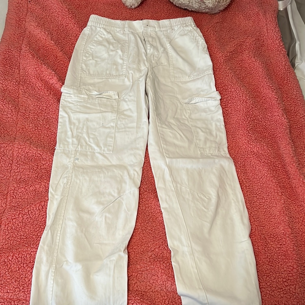 Woman’s white high waisted jeans